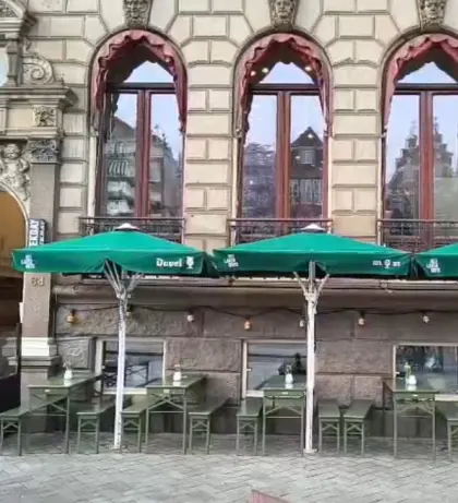 Reiniging en impregneren van parasols in hartje Amsterdam