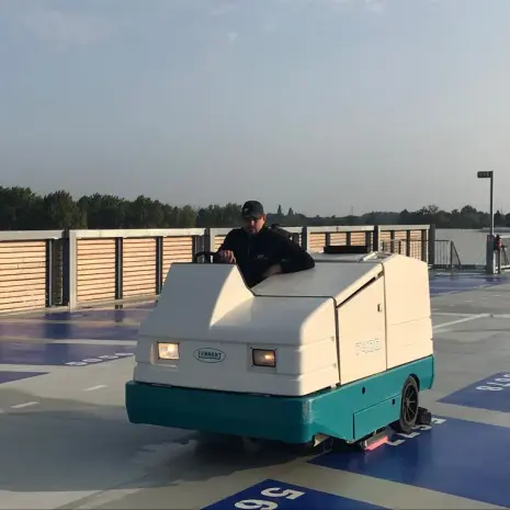 Parkeerterreinen en garages schoonmaken